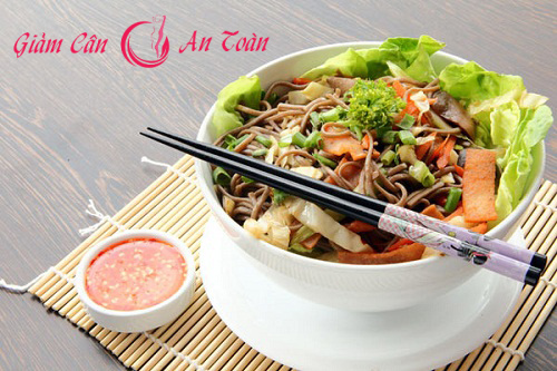 cuoi tuan lam mi tron salad kieu thai chieu dai ca nha